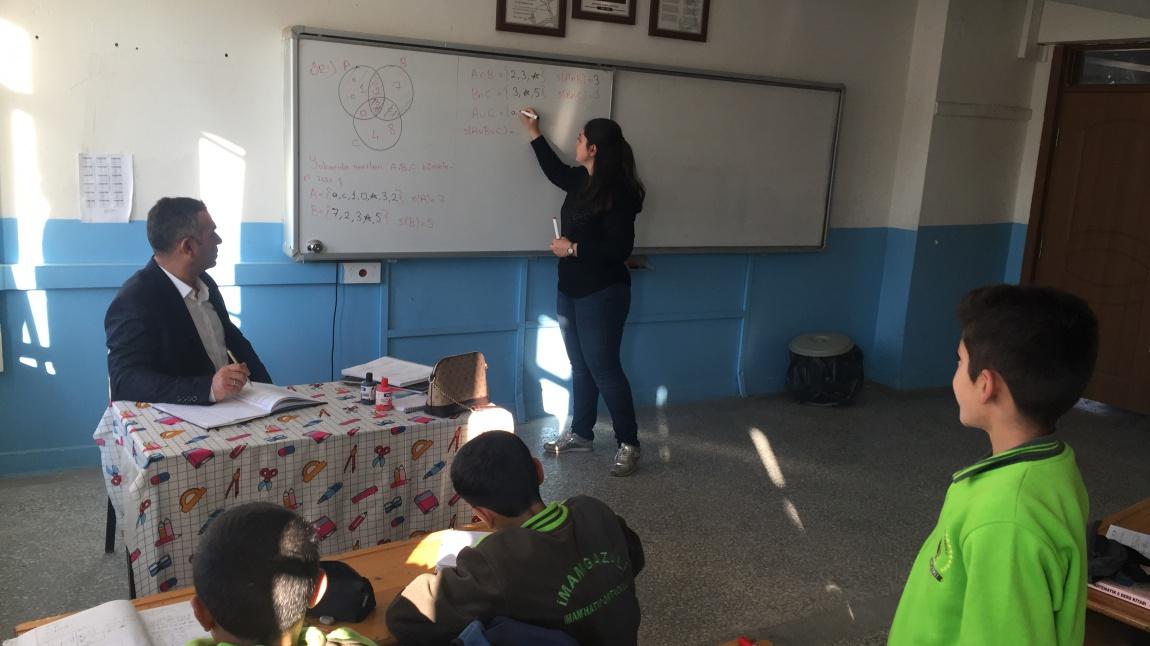Okul müdürümüz Mehmet GÜZEL öğretmenlerimizin derslerine girerek tecrübe paylaşımında bulundu